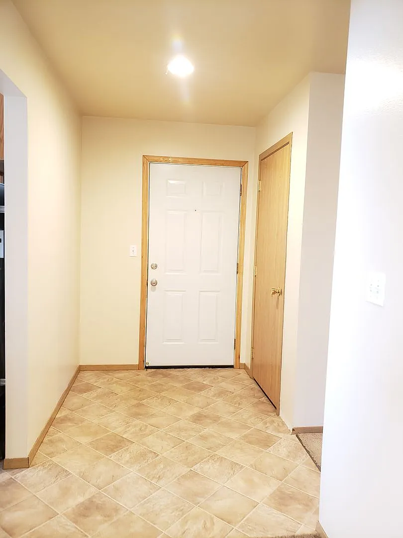 591 Eastmont — Photo 3