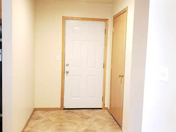 3rd image of 591 Eastmont Ave Unit B