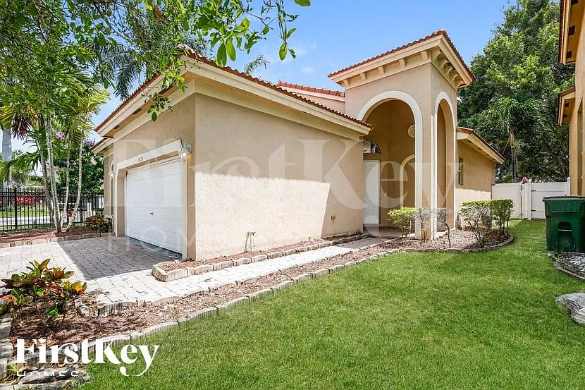 3 bed, 2.0 bath, 1705 sqft, $3,115 — Photo 2