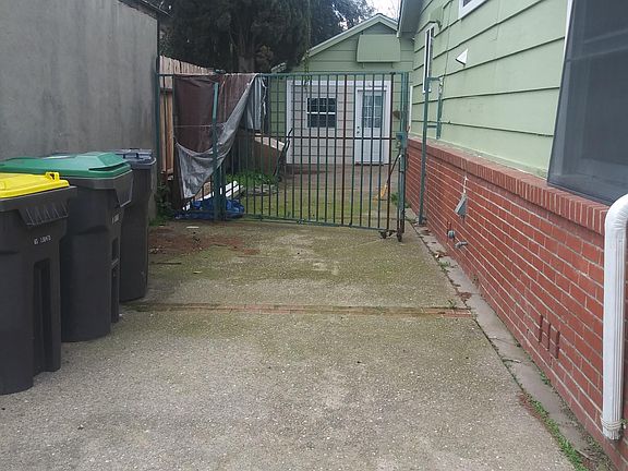 2nd image of 1421 N Van Buren St