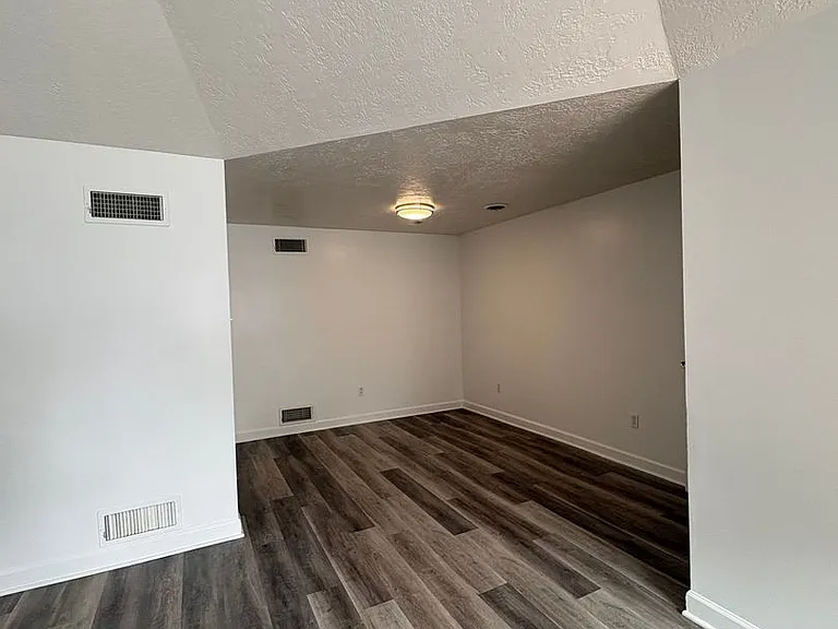 1040 W Princess St #10 — Photo 3