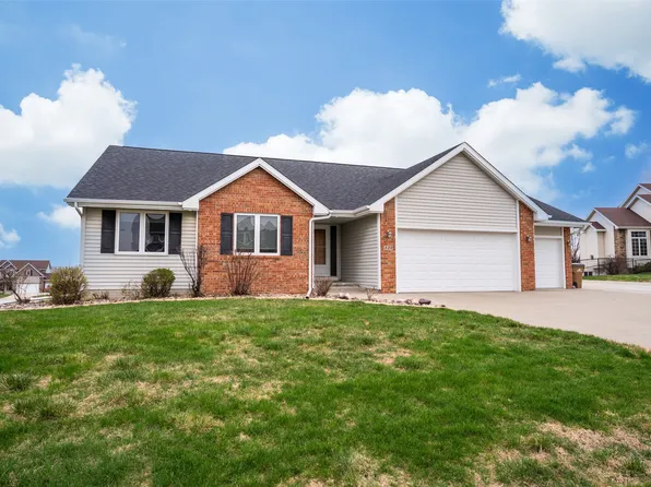 320 Canary Cir, Pleasant Hill, IA 50327