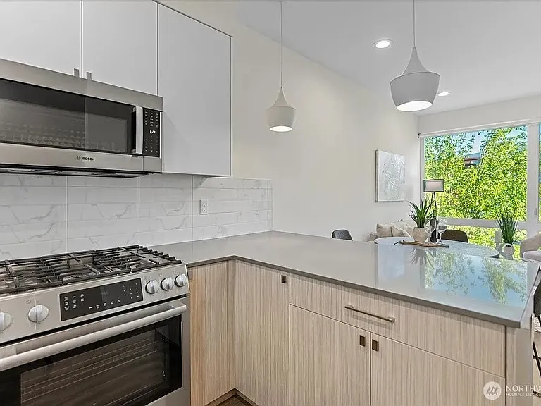 2310 W Newton St — Photo 11
