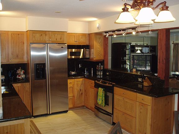 Kitchen, Staineless steel apliences and granite 