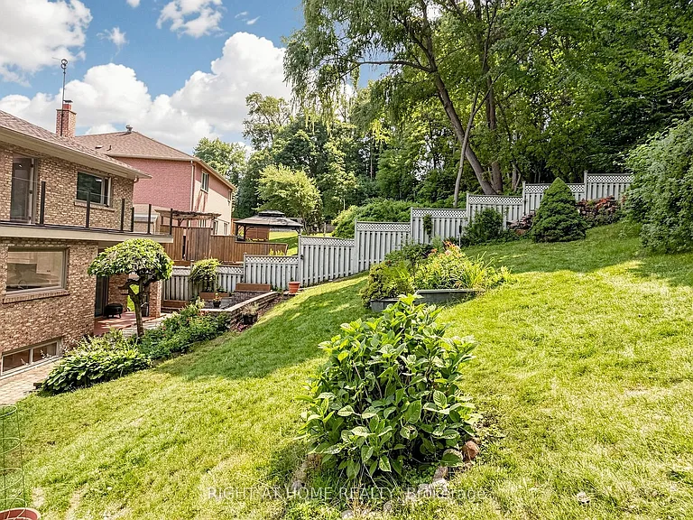 67 Bonnyview Dr — Photo 42