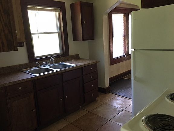 3rd image of 2418 E 67th Ter