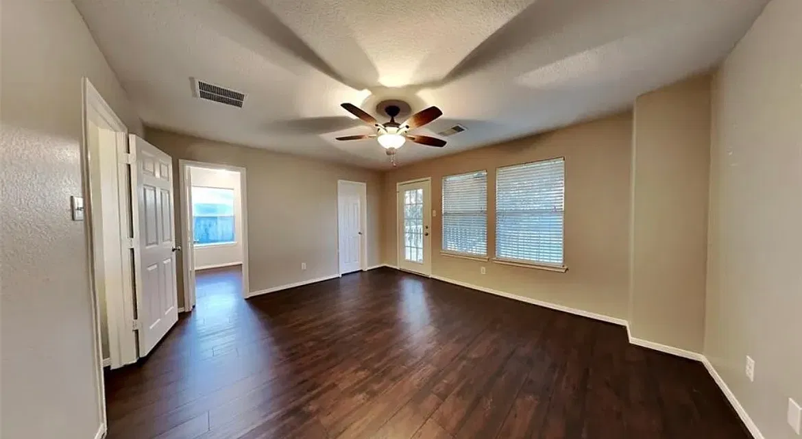 1608 Claremont Garden Cir — Photo 2