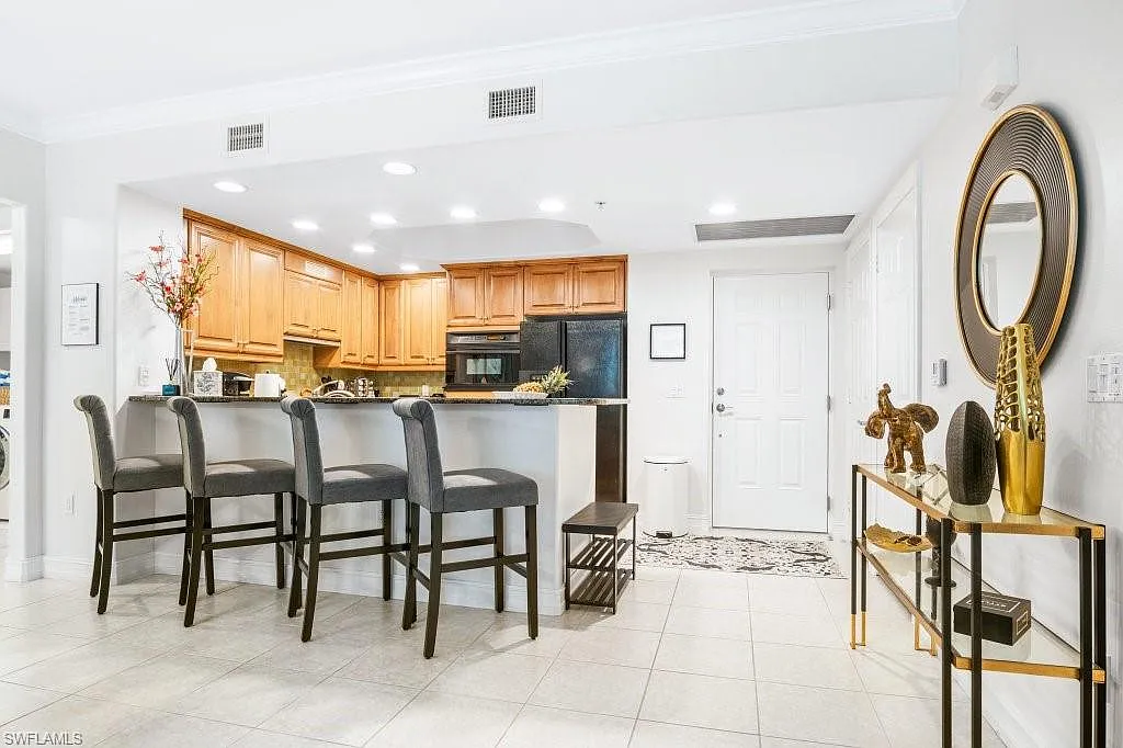 2 bed, 2.0 bath, 1465 sqft, $11,000 — Photo 2