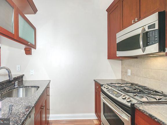 4th image of 2049 Walnut St APT 1R