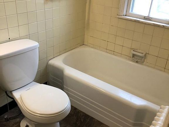 4th image of 19351 Lakeshore Blvd #3