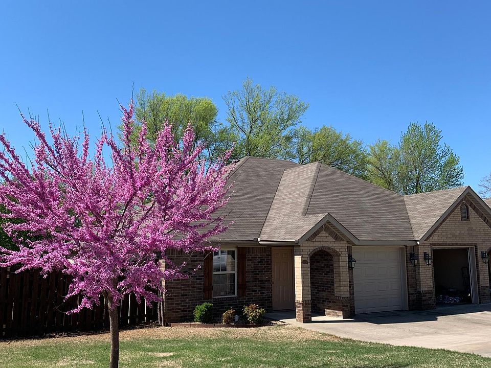 1st image of 925 Meadowlands Dr