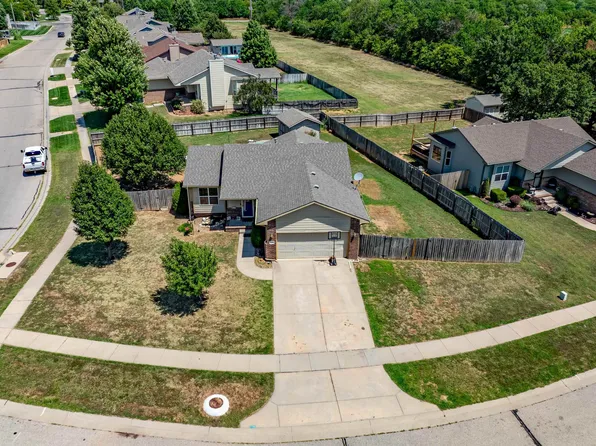 418 E Hickory St, Mulvane, KS 67110