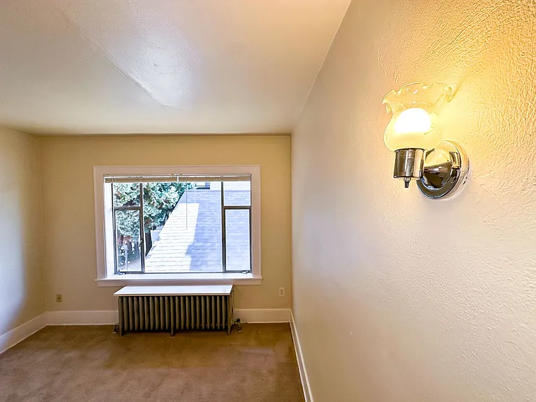 4718 11th Ave NE — Photo 8