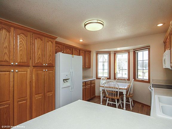 3rd image of 604 Golfview Dr