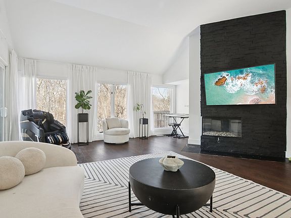 3rd image of 43 Oak Creek Ct