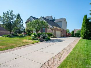 4233 Holly Ln, Rochester, MI 48306