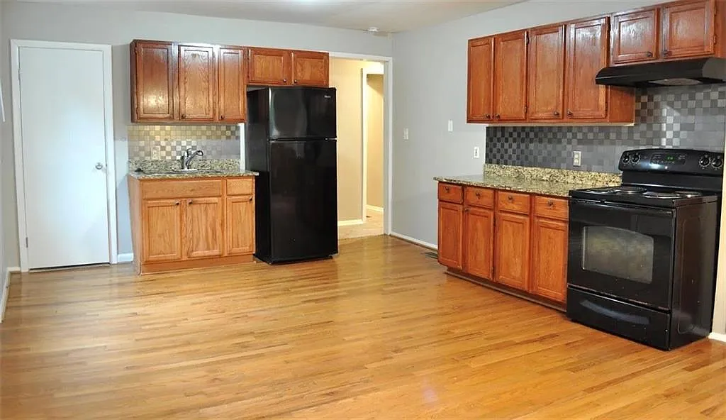 3 bed, 1.0 bath, 1025 sqft, $1,700 — Photo 2