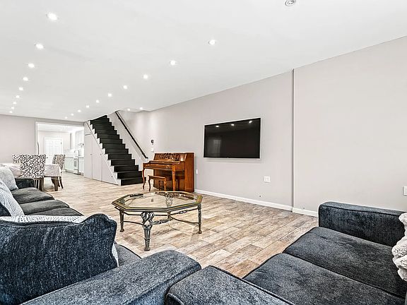 4th image of 2049 Haring St