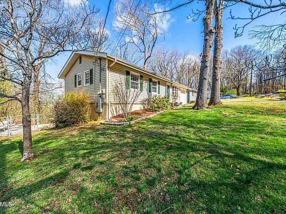 2nd image of 2243 Knollcrest Ln