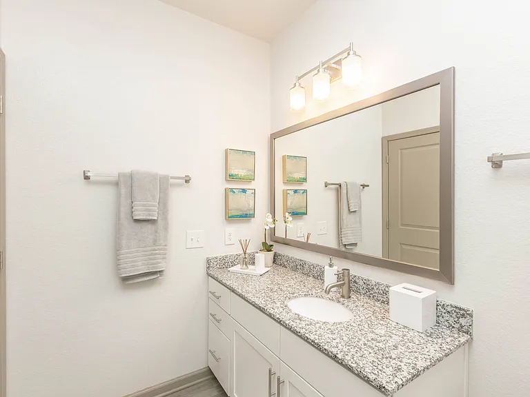 Sola South Lux Apartments — Photo 28
