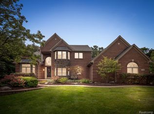 3139 Woodland Ridge Trl, Milford, MI 48380