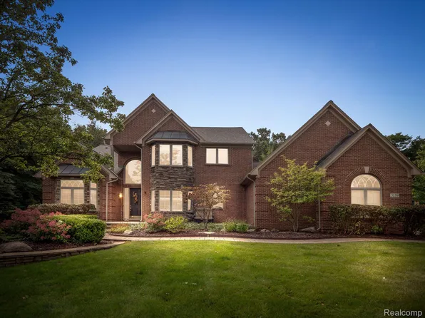 3139 Woodland Ridge Trl, Milford, MI 48380