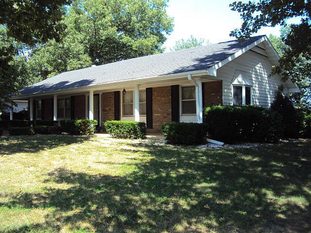 2nd image of 1402 Chateau Dr
