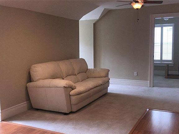 4th image of 504 Golfpark Dr #B