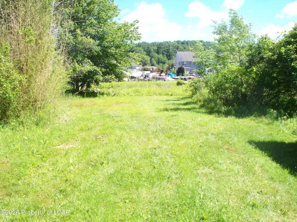 58 Old Lake Rd, Dallas, PA 18612