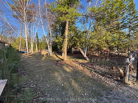 4th image of 44 River Rd E