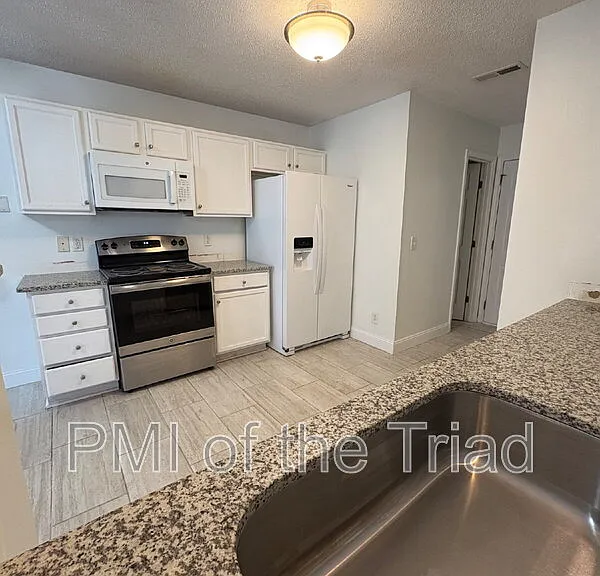 202 Kinnley Ct — Photo 9