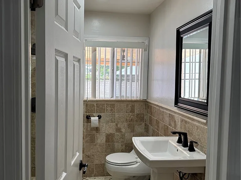 8739 Tyrone Ave — Photo 16
