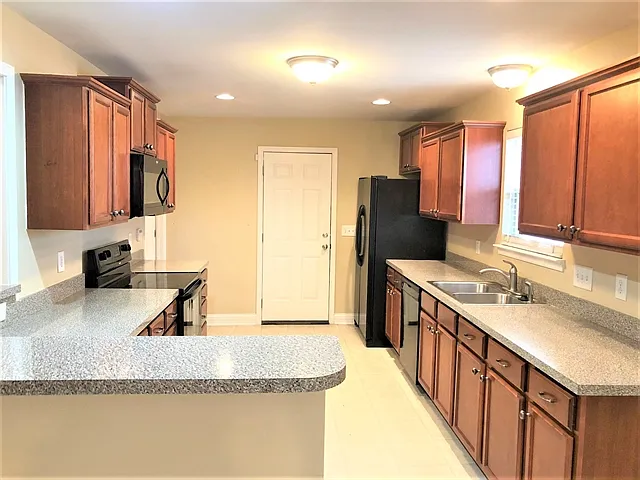 1325 Sunray Dr — Photo 2