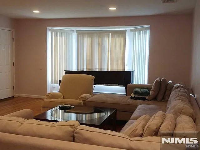 3 bed, 3.5 bath, 1938 sqft, $4,300 — Photo 2
