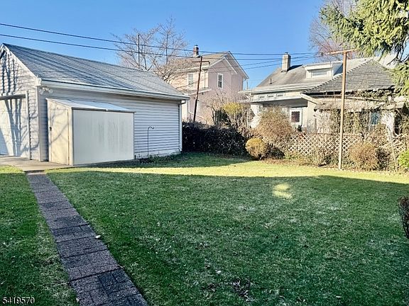 4th image of 689 Linden Ave