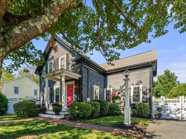 32 Pleasant St, Milton, MA 02186