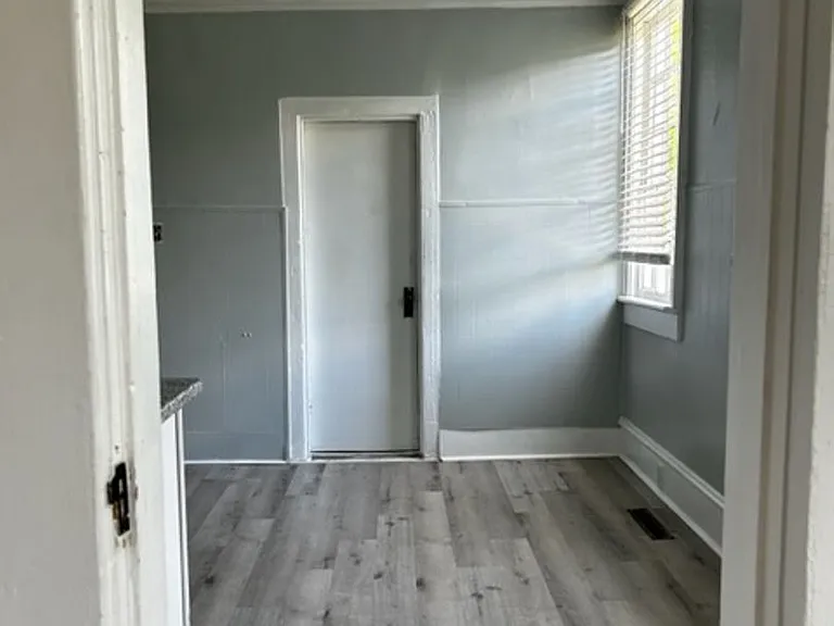 412 Johnson St — Photo 9