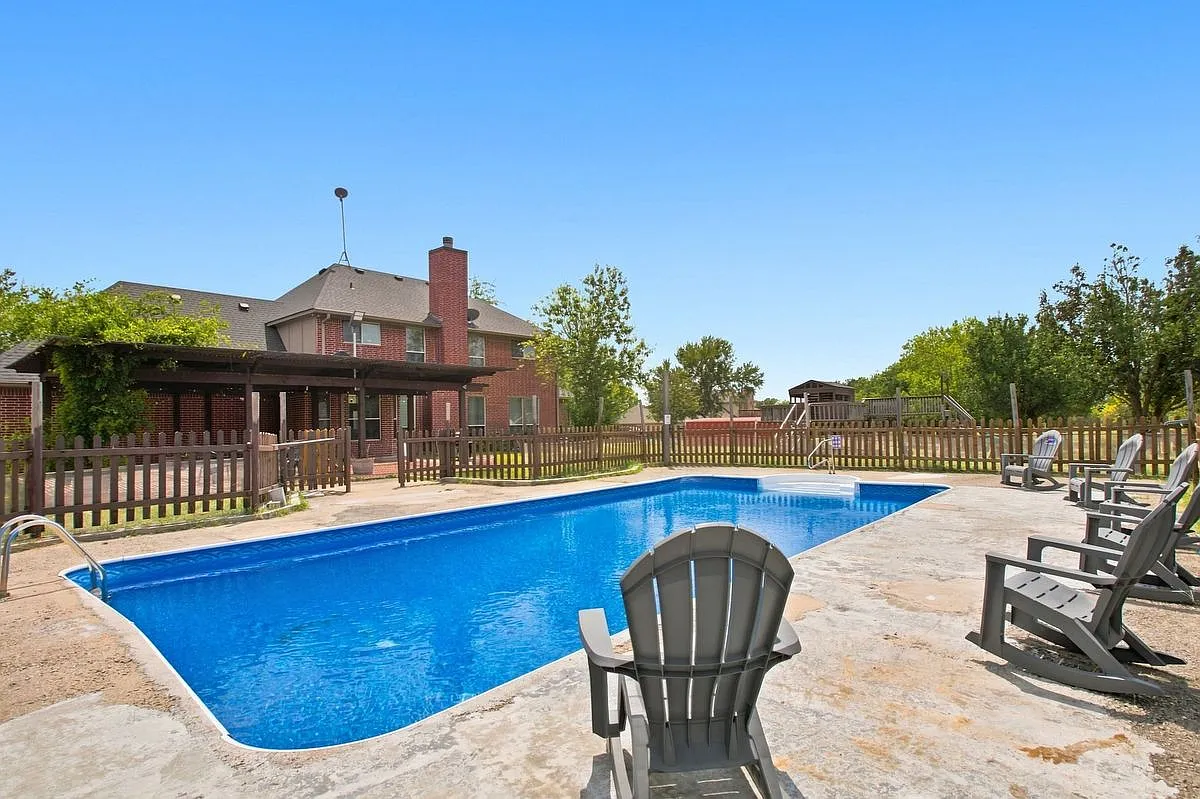 5 bed, 4.0 bath, 3696 sqft, $4,250 — Photo 1