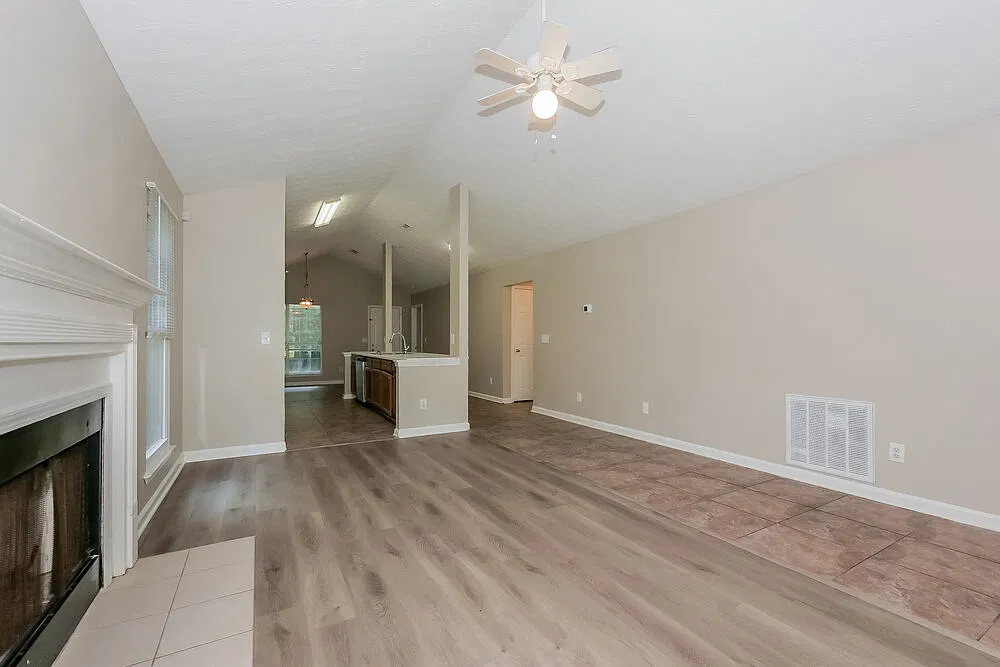 3 bed, 2.0 bath, 1342 sqft, $2,280 — Photo 4