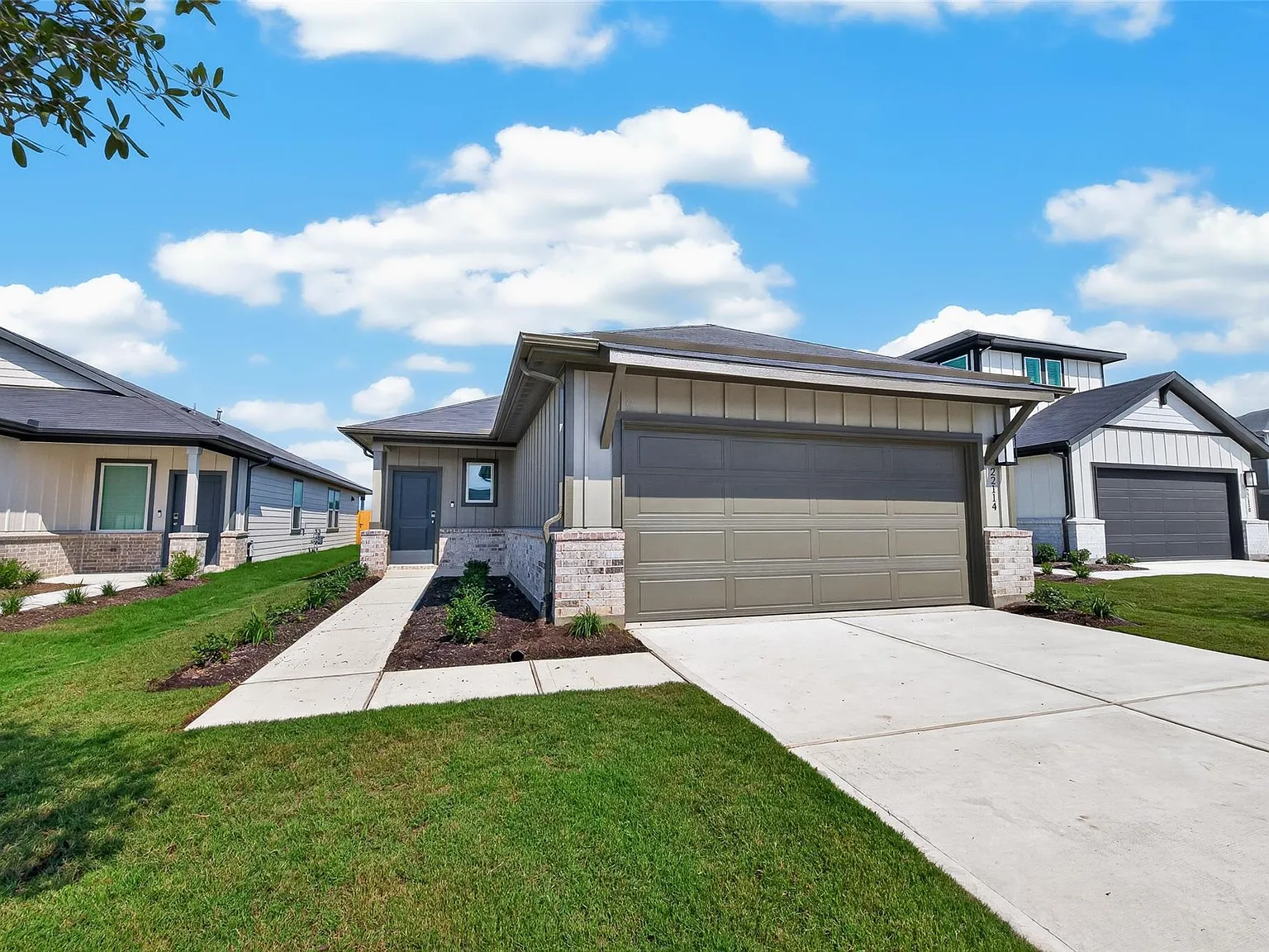 3 bed, 2.0 bath, 1830 sqft, $1,900 — Photo 2