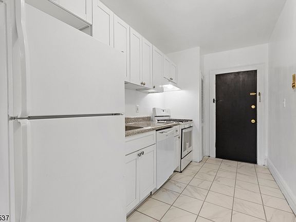 3rd image of 10 Roosevelt Pl #27