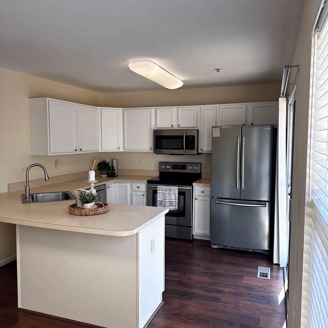 3 bed, 4.0 bath, 1540 sqft, $2,800 — Photo 2