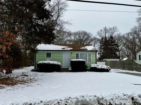 451 Namquid Dr, Warwick, RI 02888