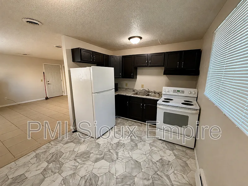 705 W 18th St #2