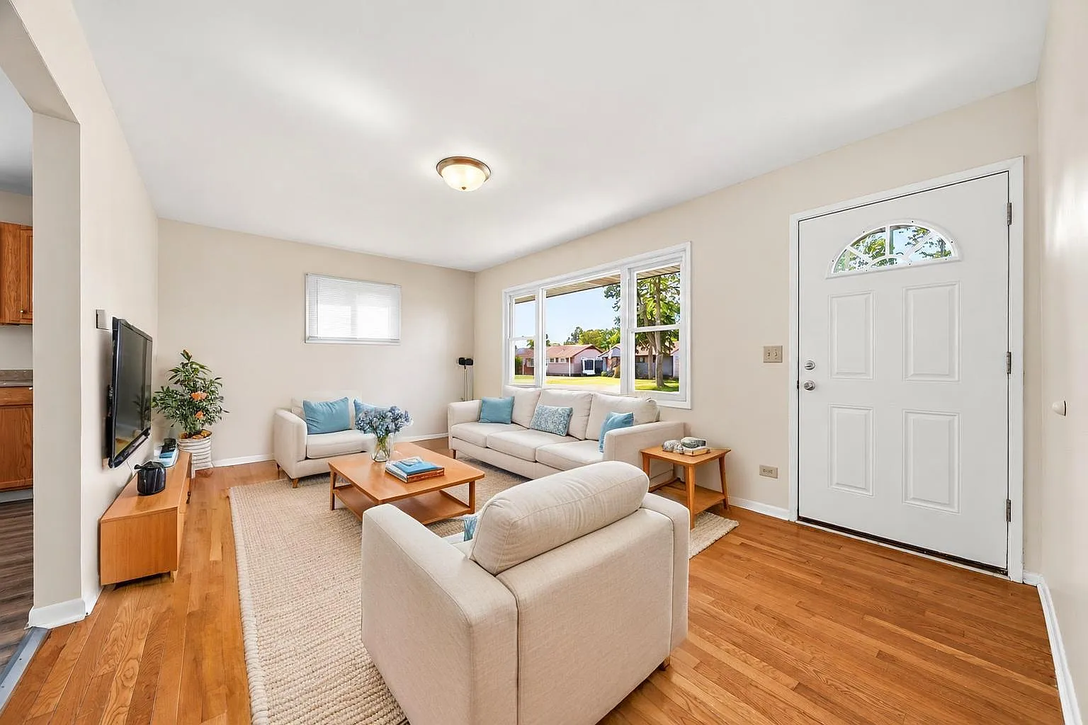 3 bed, 864 sqft, $1,900 — Photo 2