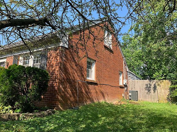 3rd image of 2330 Maplewood Dr
