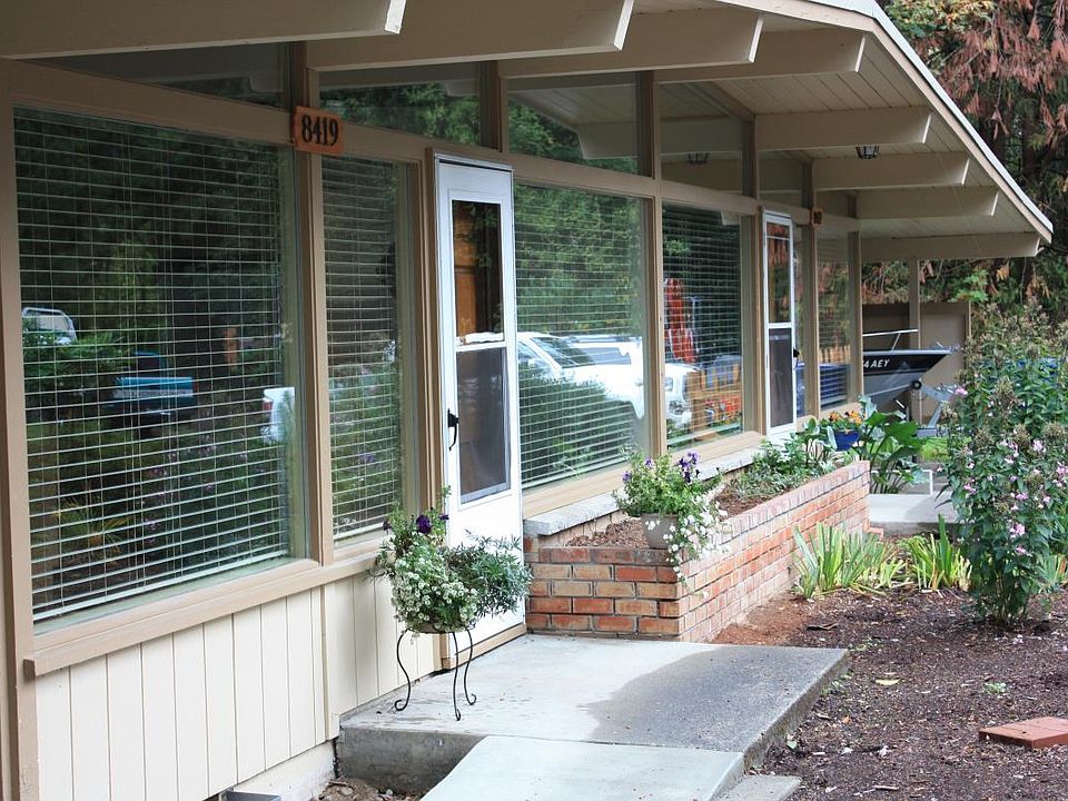 Entrance: room for hanging baskets and flower pots