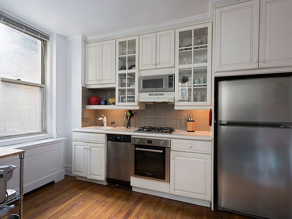 3rd image of 71 Park Ave #3D