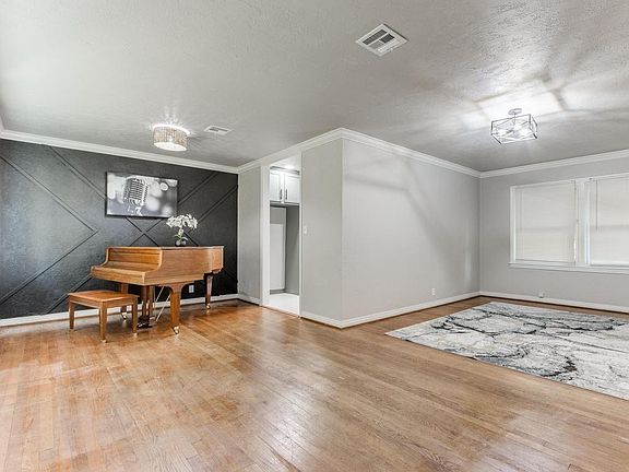 4th image of 2657 NW 44th St