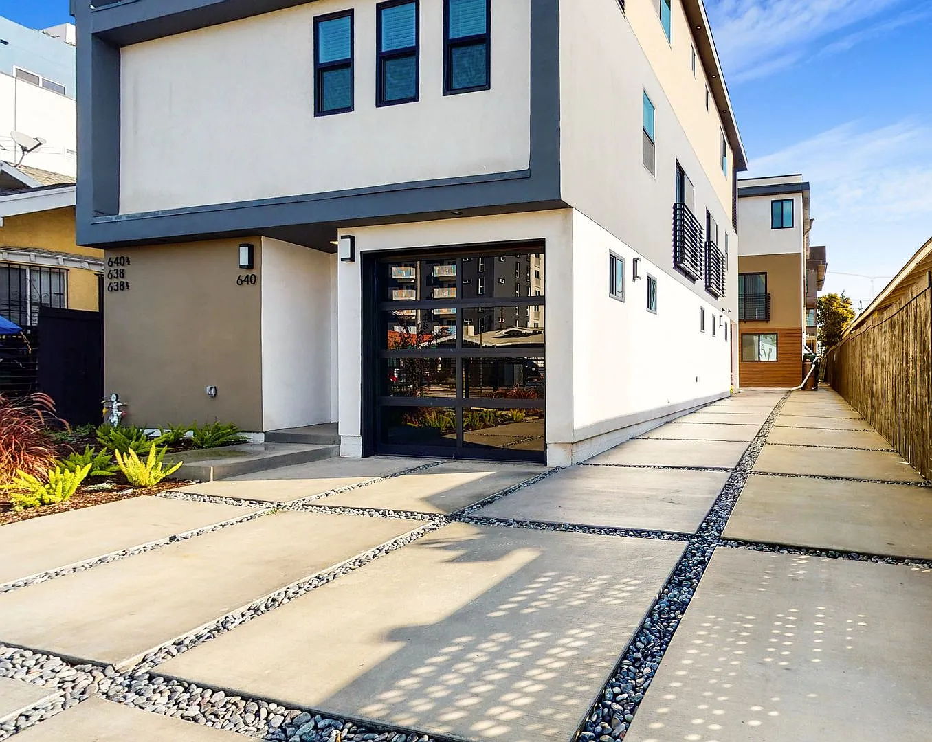 Top-Of-The-Line 4 Bed/4 Bath Townhomes With Parking! — Photo 2